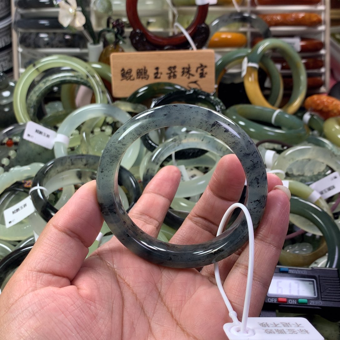 蛇纹石玉手镯未镶嵌薯**。