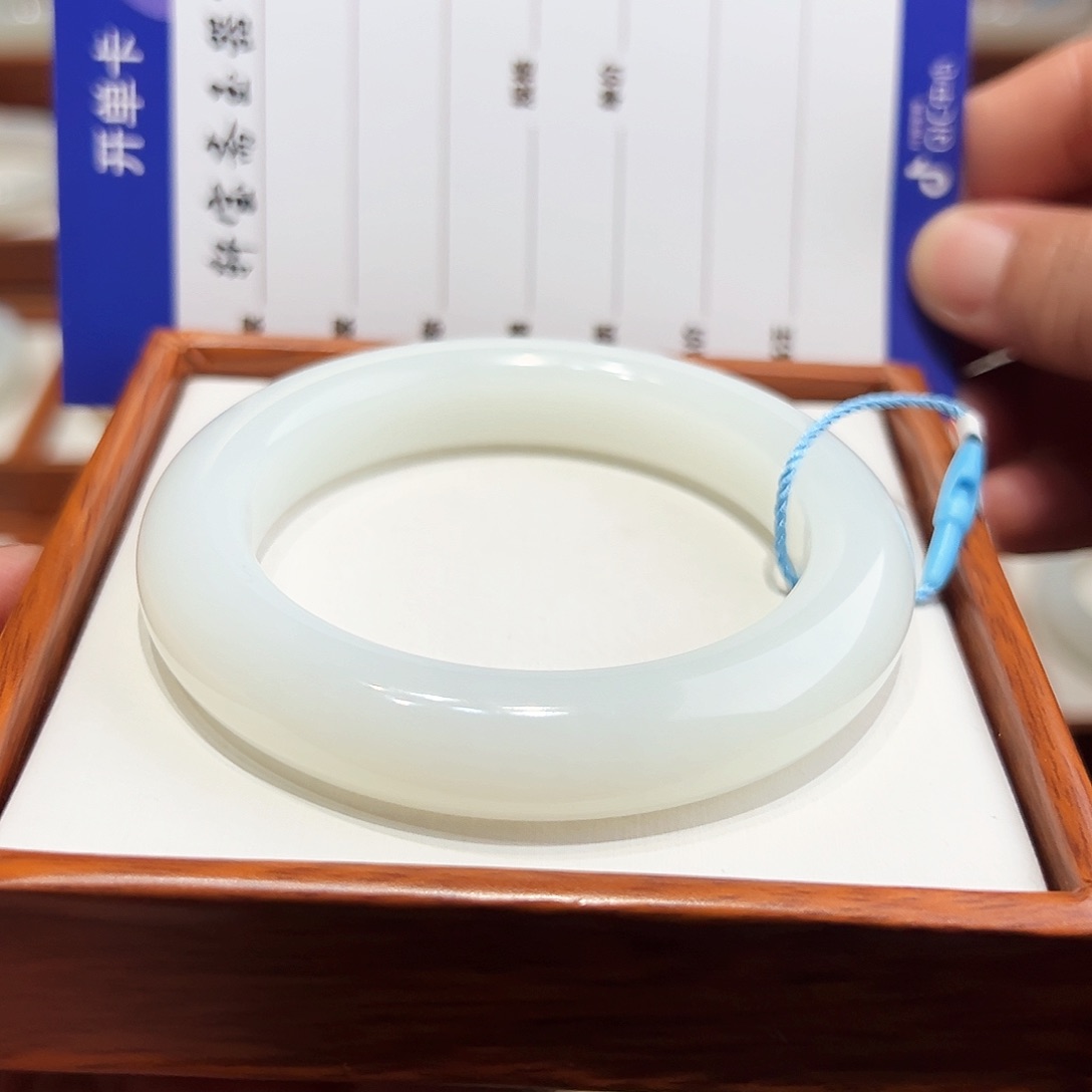 和田玉手镯未镶嵌赞**格