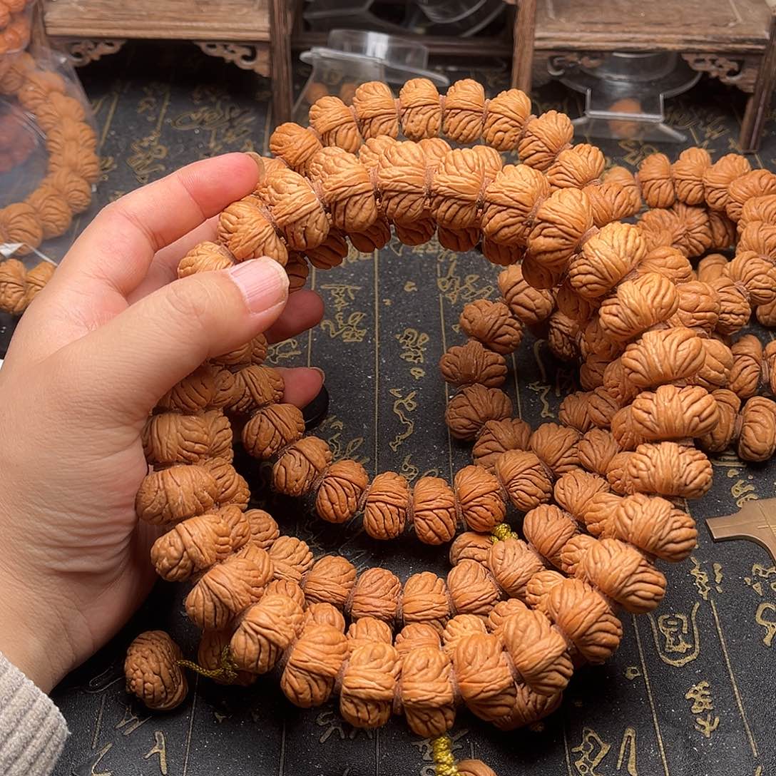 桃核吊坠桃和手持