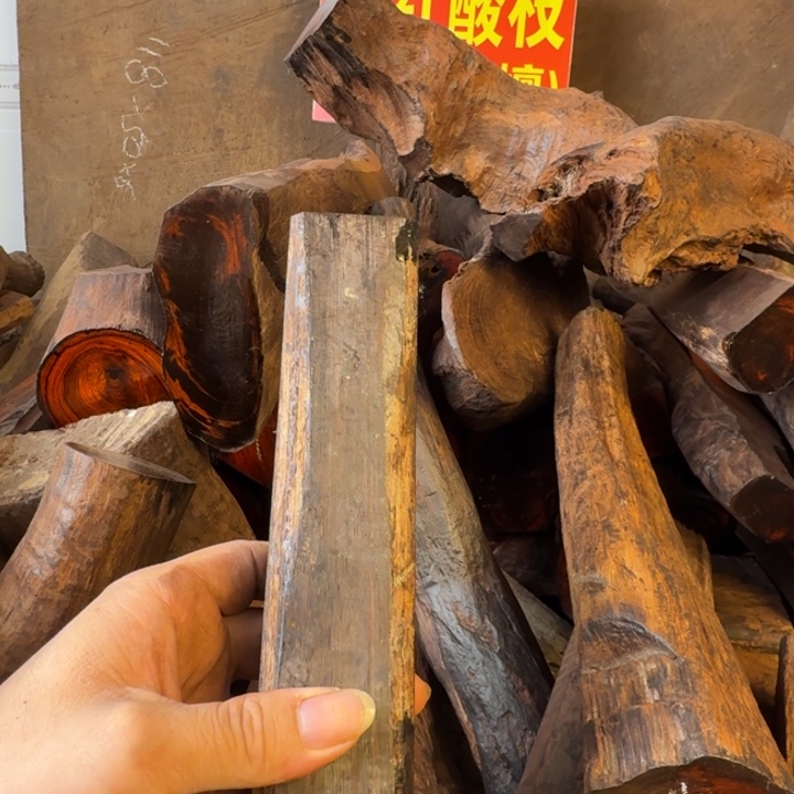 港***c木大红酸枝原料摆件