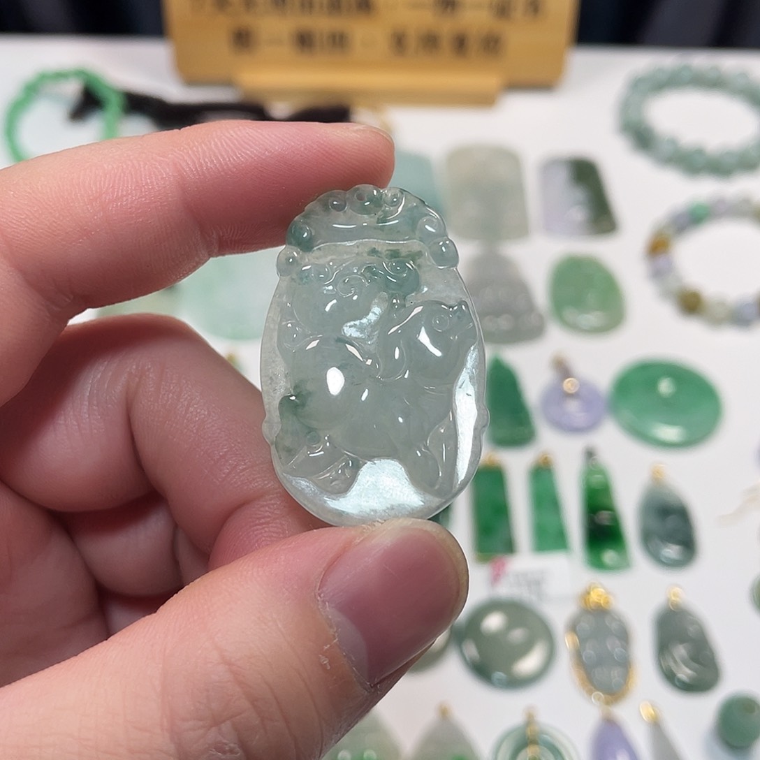 翡翠颈饰未镶嵌福猪