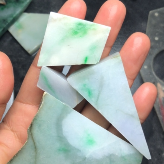 翡翠未镶嵌颈饰裸石