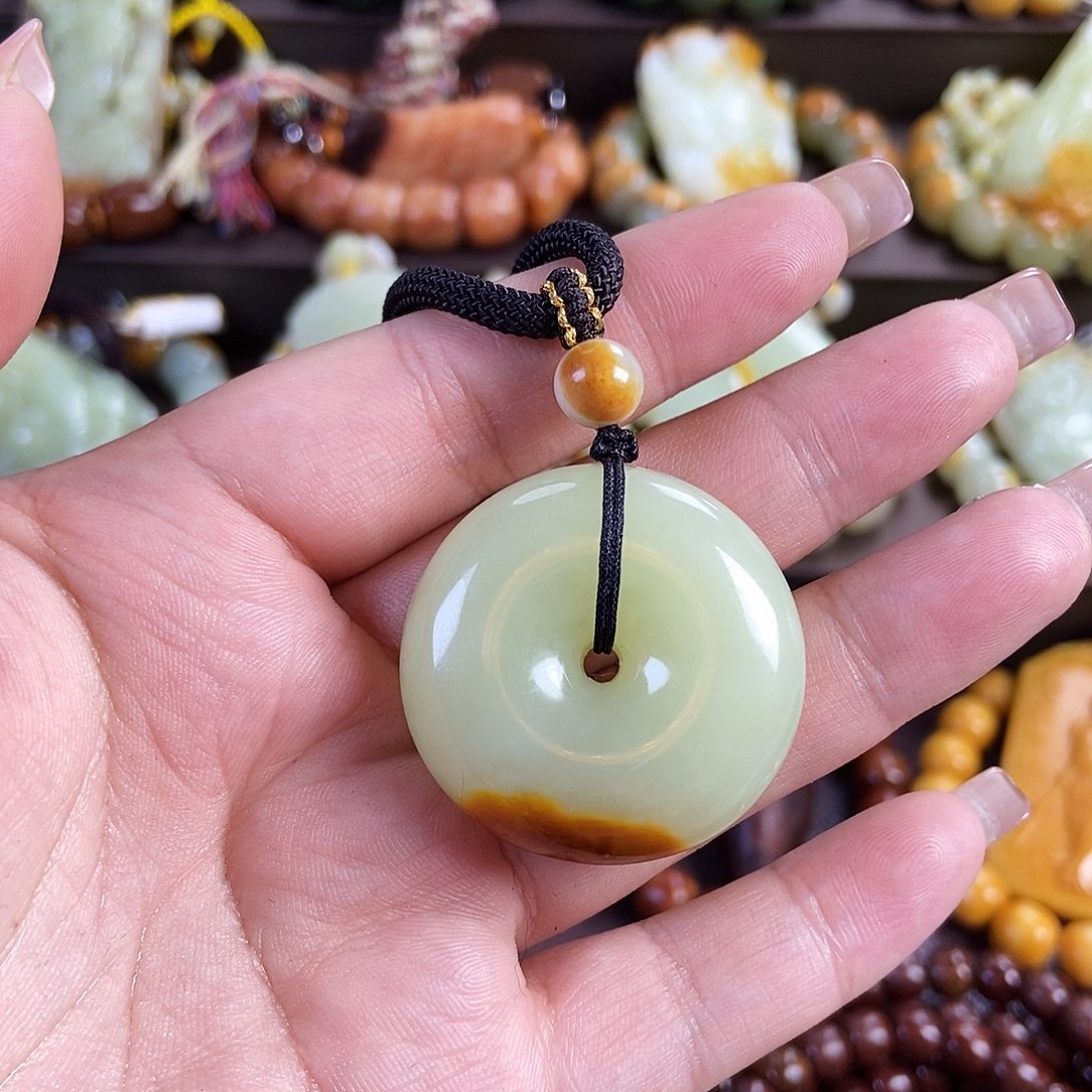 风***淡透闪石质玉未镶嵌颈饰