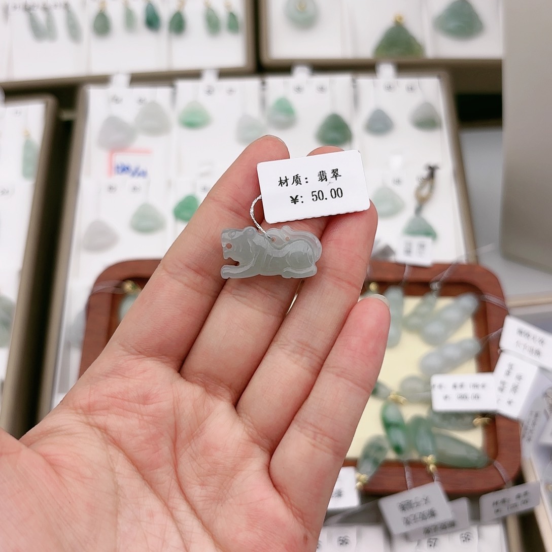 翡翠颈饰未镶嵌虎