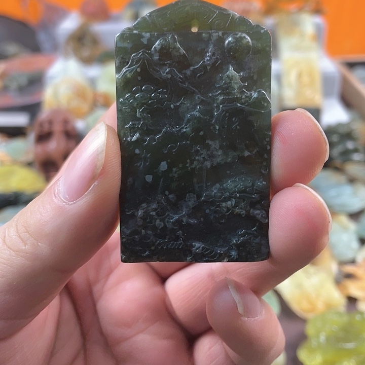 蛇纹石玉颈饰合金