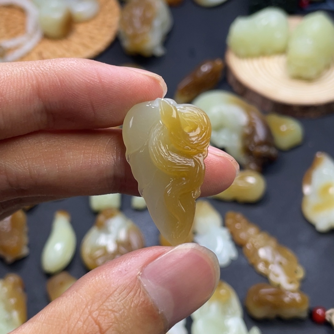 和田玉未镶嵌颈饰糖白小蛇