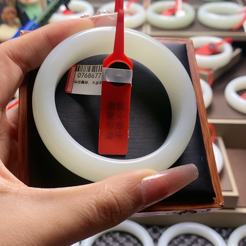 【闪购商品】和田玉手镯未镶嵌墨*