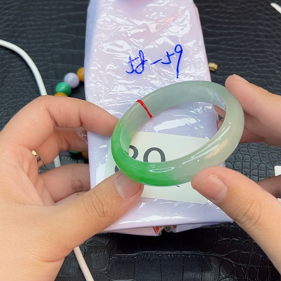 翡翠手镯未镶嵌多样性