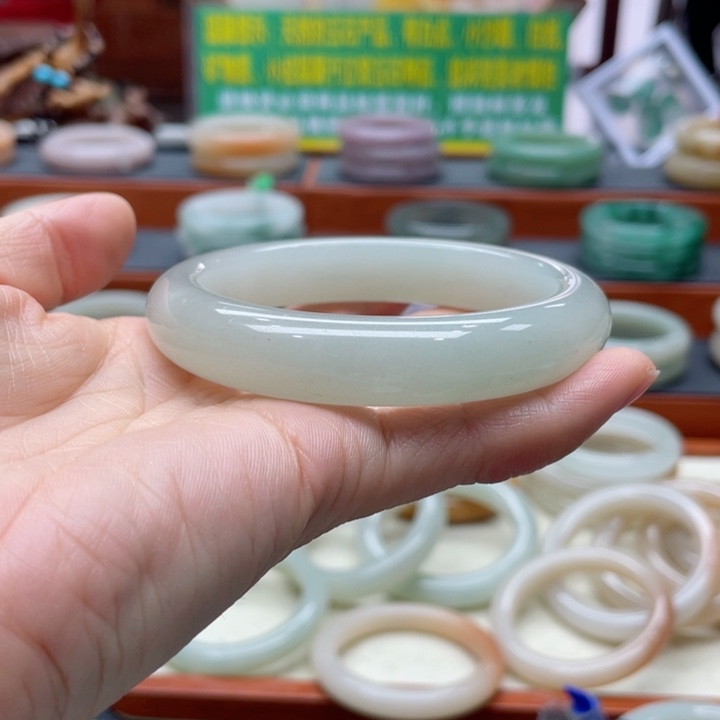 石英质玉未镶嵌手镯佘太翠福利手镯