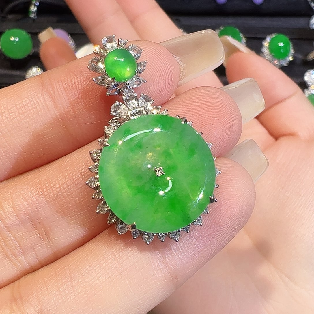 翡翠颈饰18K金镶嵌曼*平安扣分单