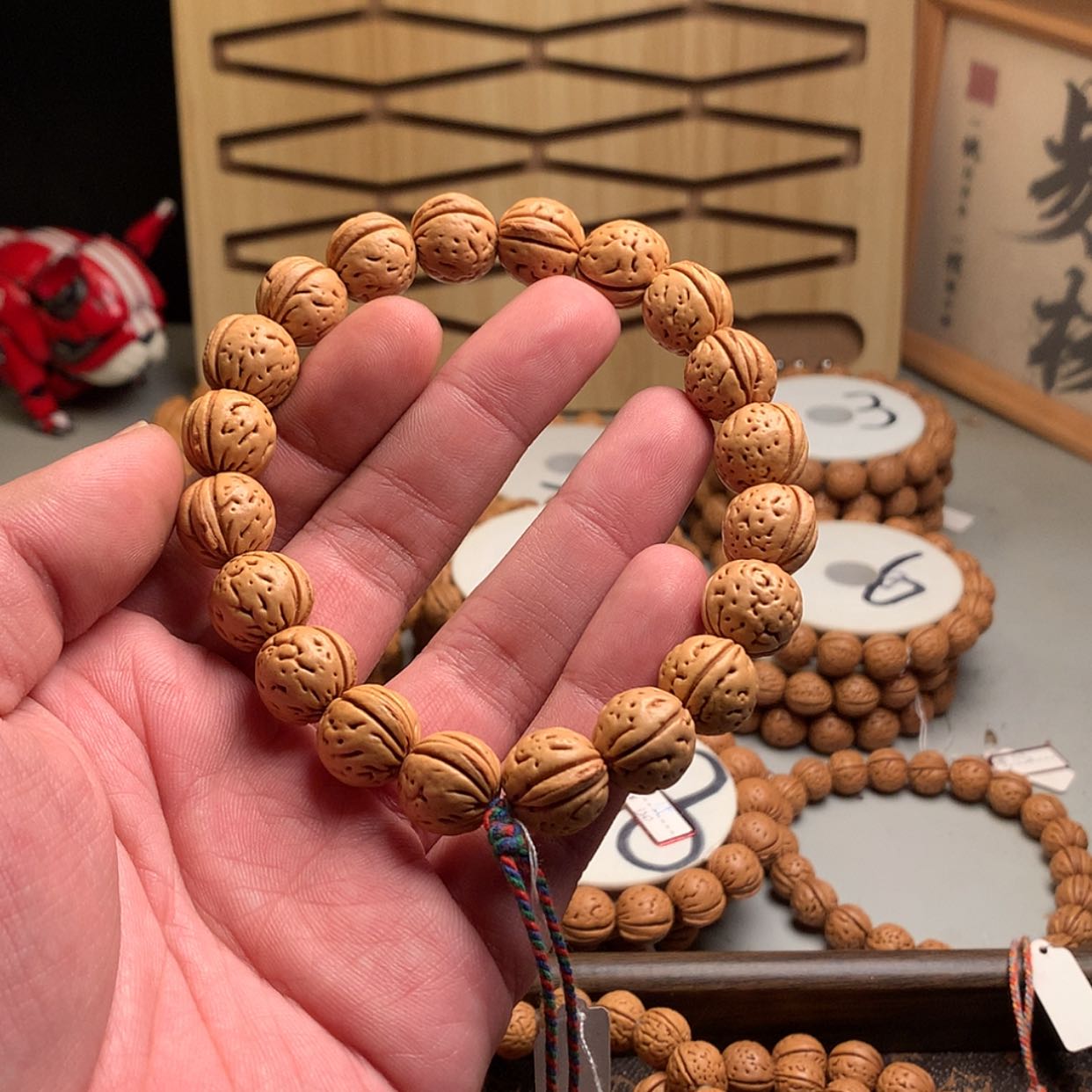 【闪购商品】桃核手串简****！1.5大黄蜂桃核手持