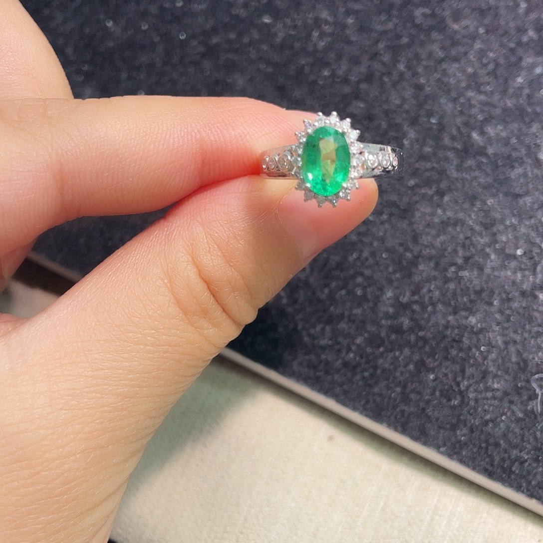 水***泽18K金镶嵌祖母绿戒指