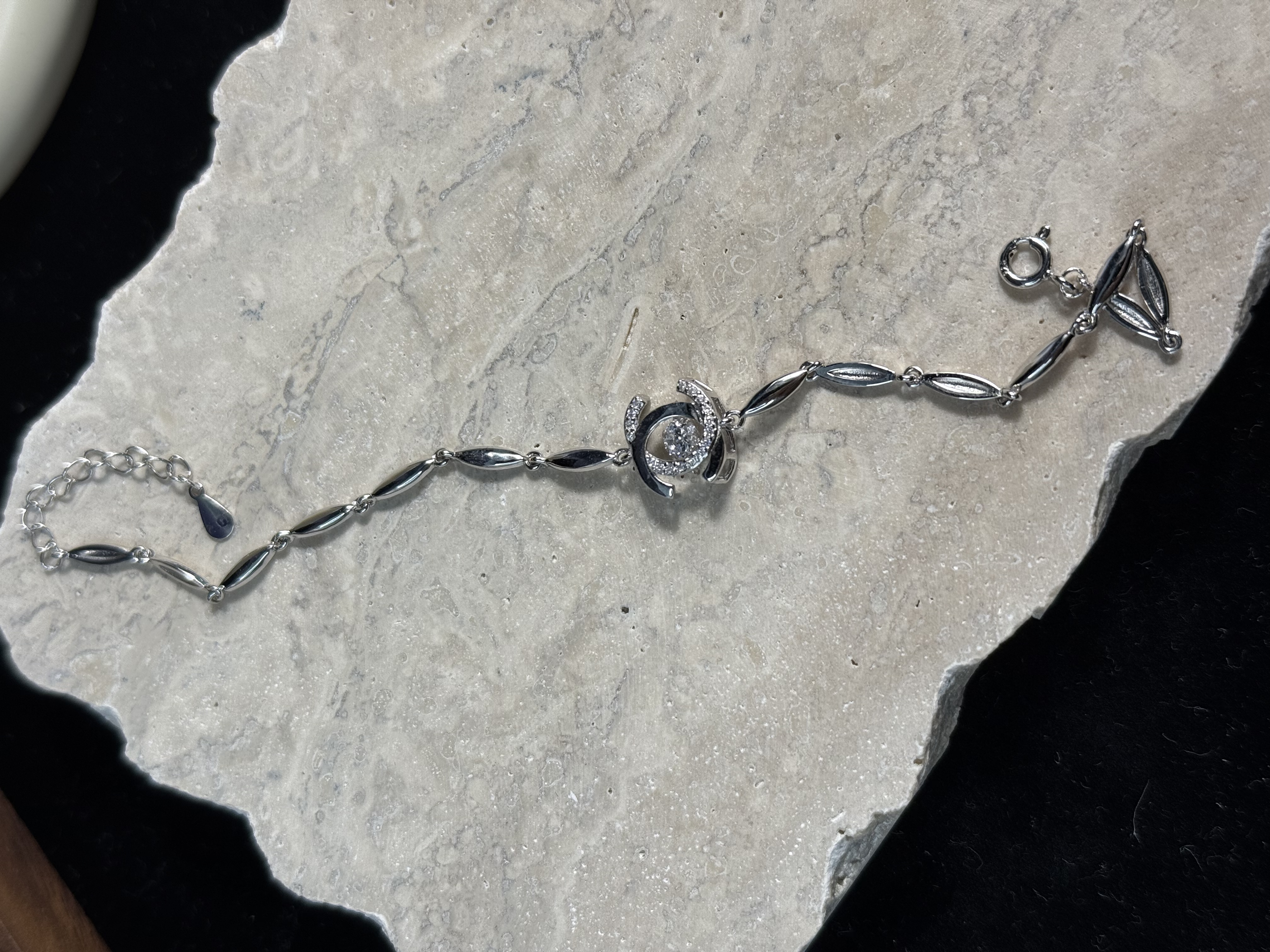 足银手链 灵动摇曳双c银珠钻心手链