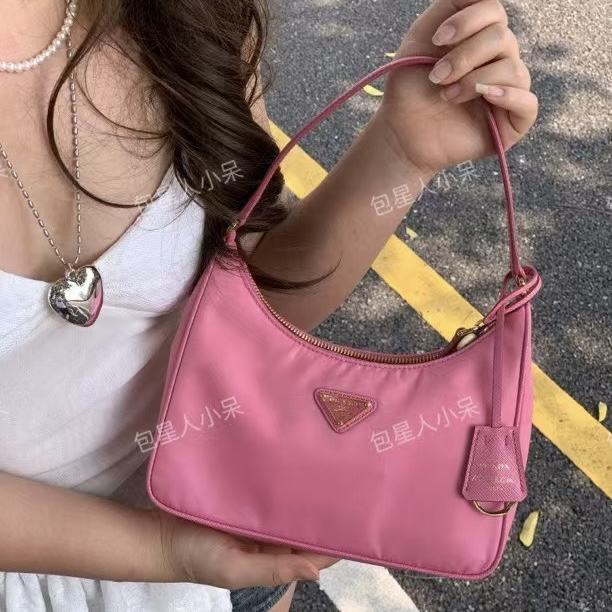 95新 Prada/普拉达 普拉达粉色尼龙hobo腋下包