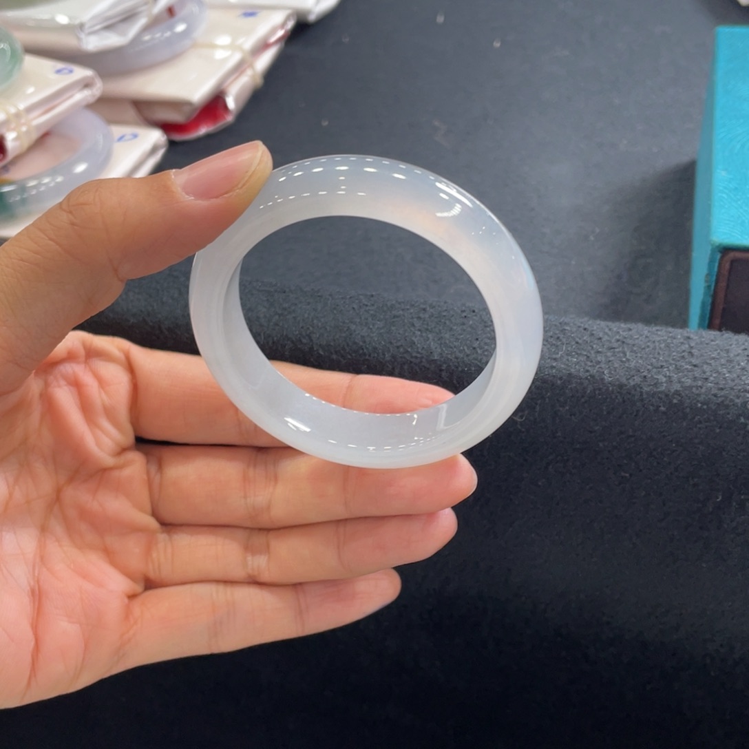 翡翠手镯未镶嵌50蓝刚