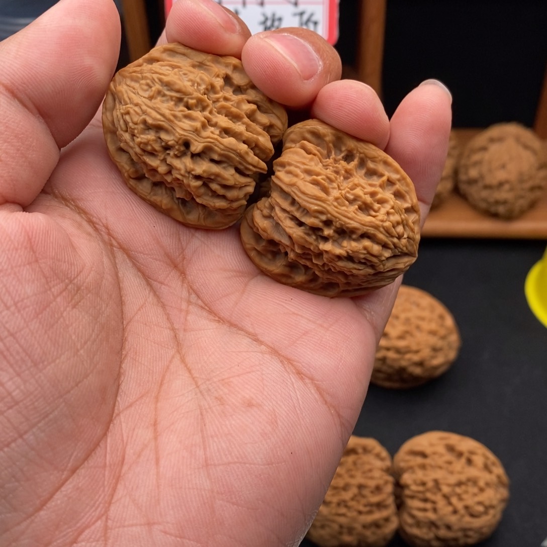文玩核桃吊坠一***巴好运南将石文玩核桃