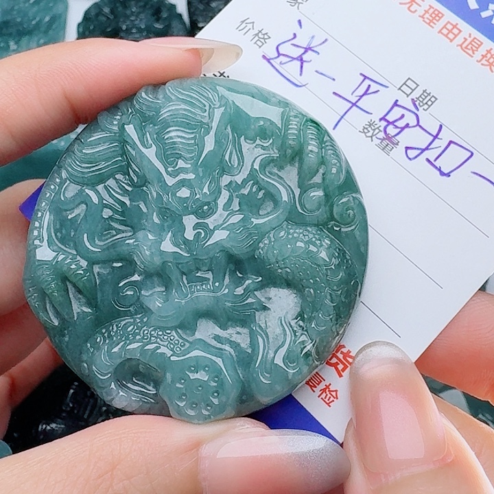 翡翠未镶嵌颈饰多样性发其一