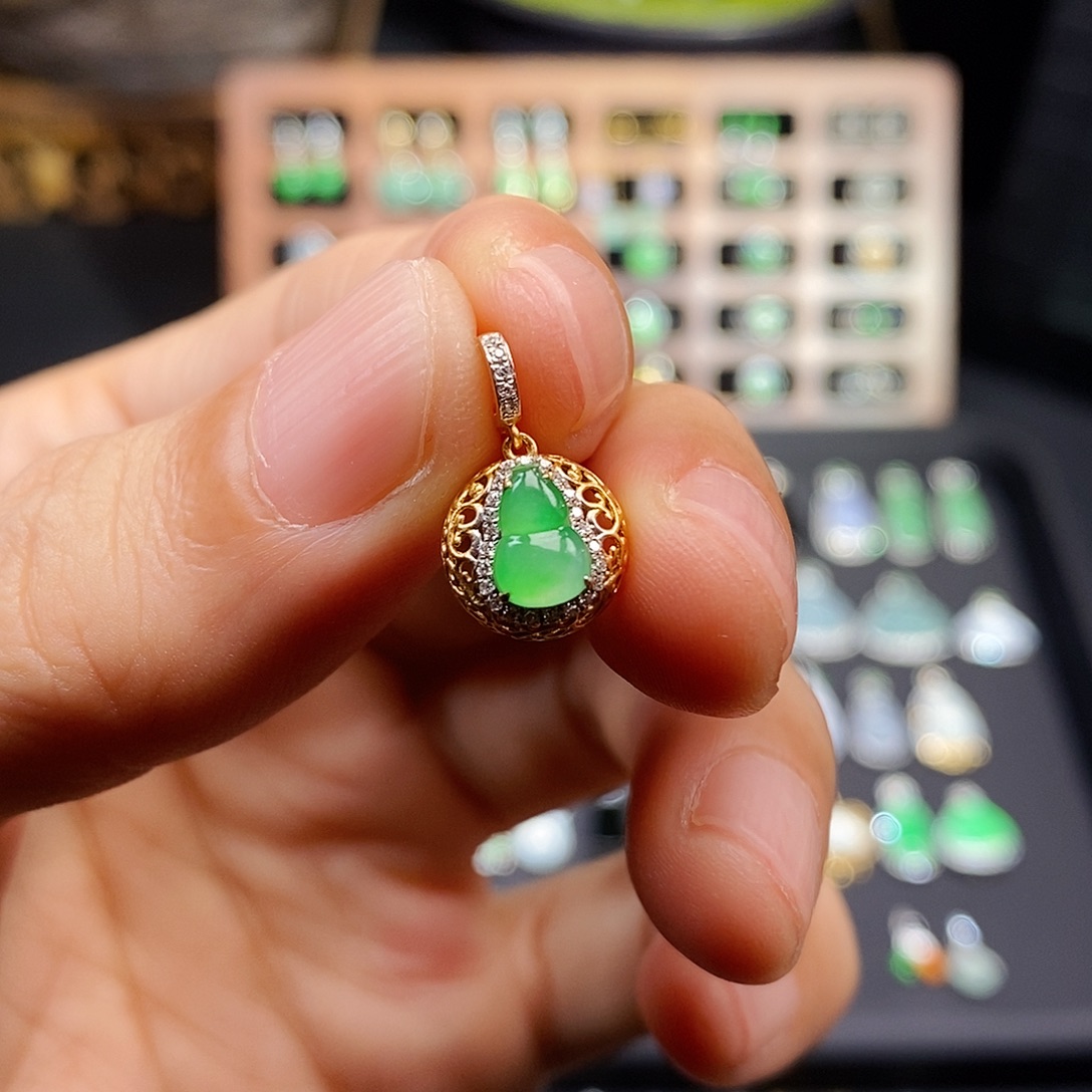 翡翠18K金镶嵌颈饰葫芦