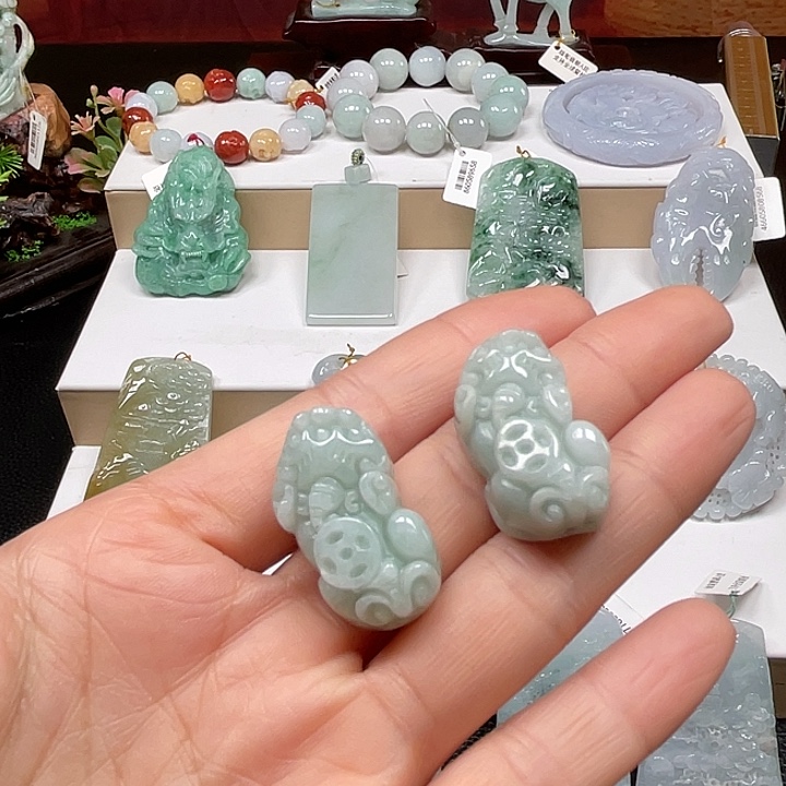 翡翠未镶嵌颈饰翡翠多样性其一