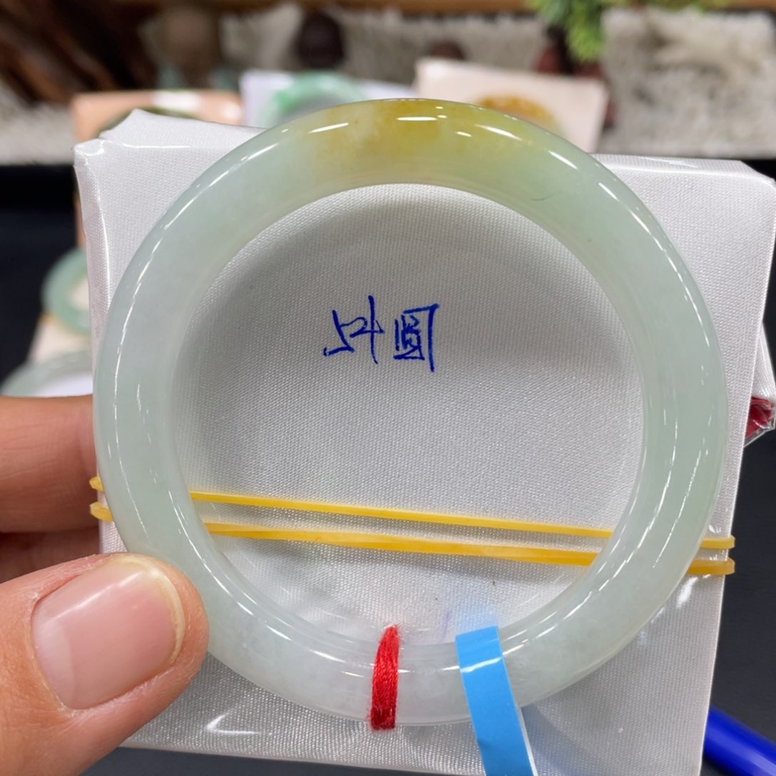 翡翠手镯未镶嵌翡翠