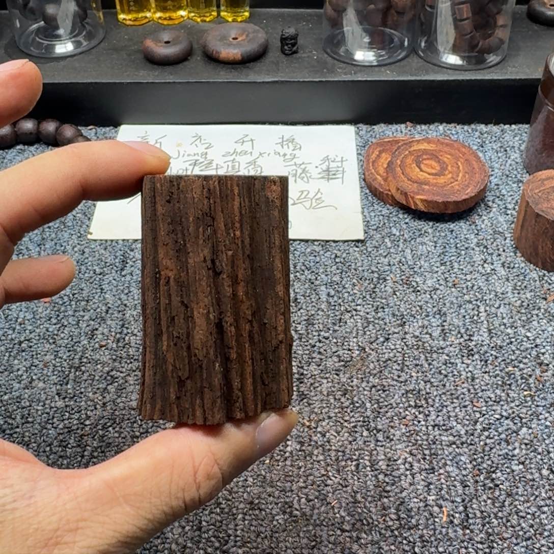 藤类满油降真香手把件