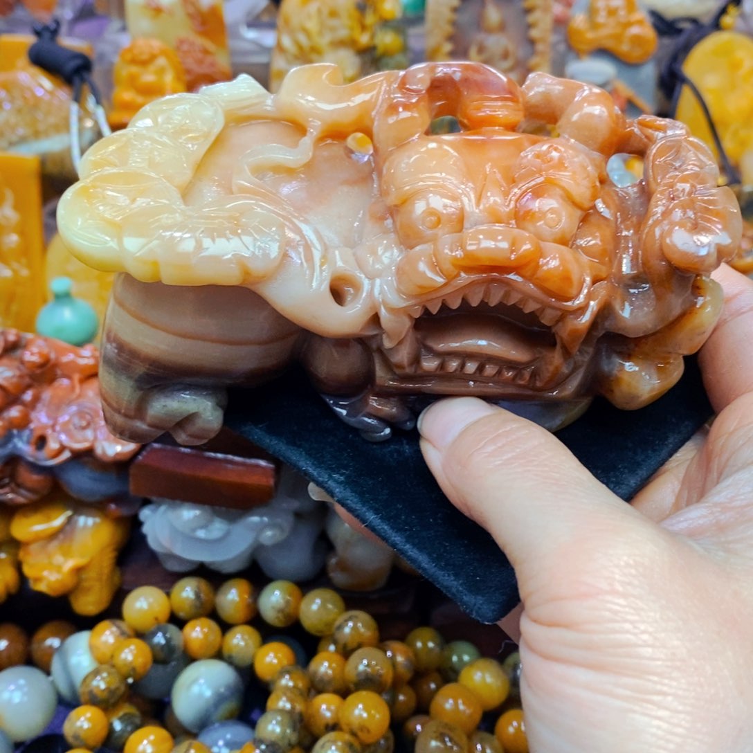 未镶嵌石英质玉（黄龙玉）颈饰