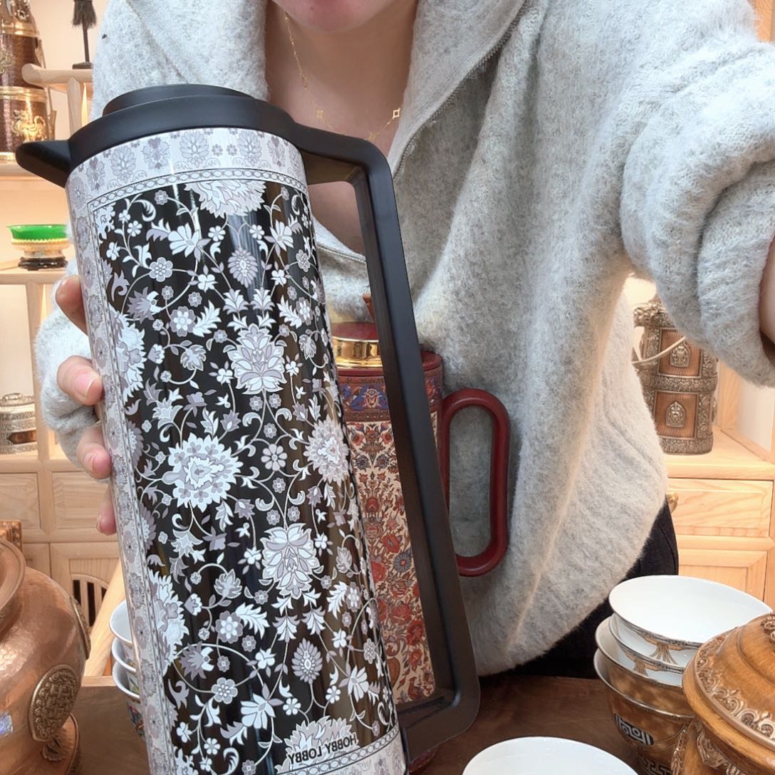 铁合金黑白色暖瓶一个