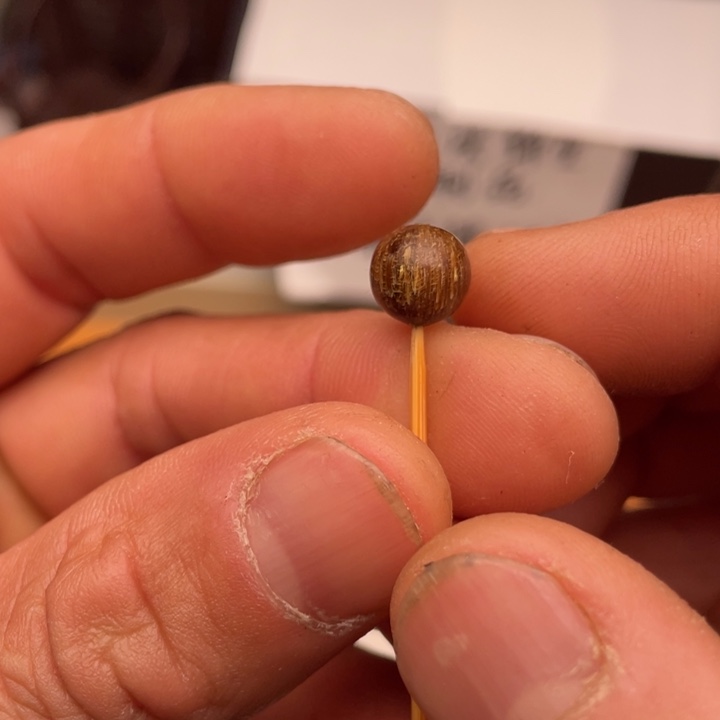 树脂只买单纯的吊坠，没带链子，属的性质。0.9✖️0.9左右，0.44克，