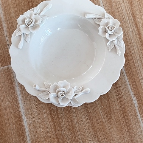 白瓷三朵花盘子烧裂纹一个