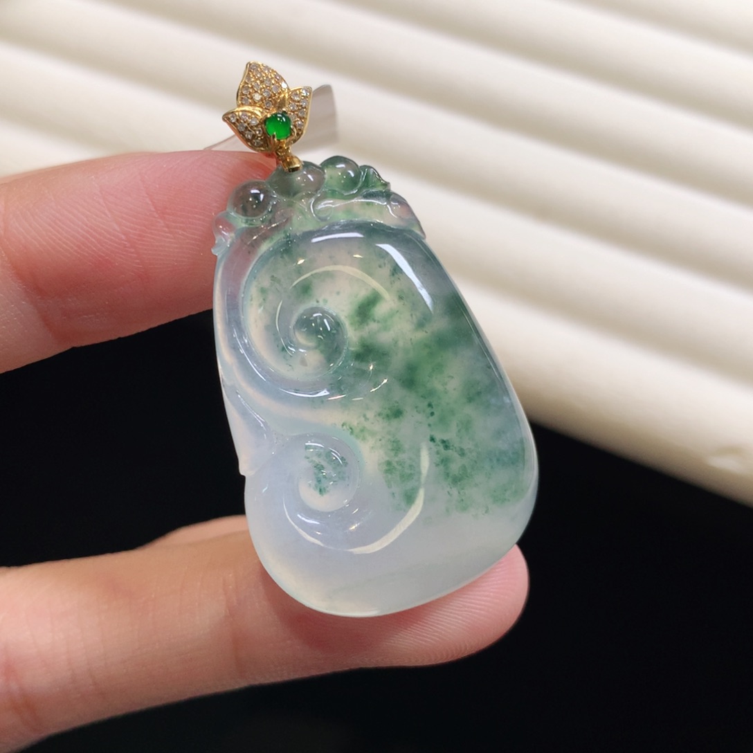 翡翠颈饰18K金镶嵌如意