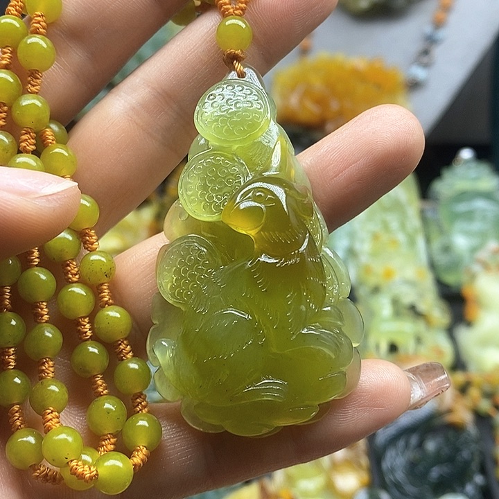 蛇纹石玉挂件未镶嵌