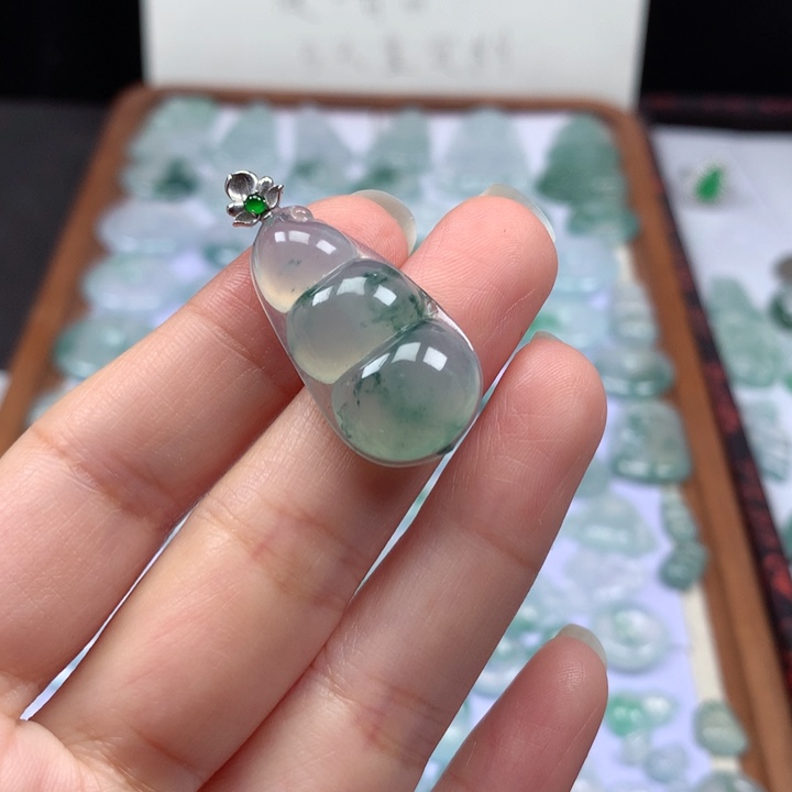 颈饰18K金镶嵌翡翠冰种飘花福豆