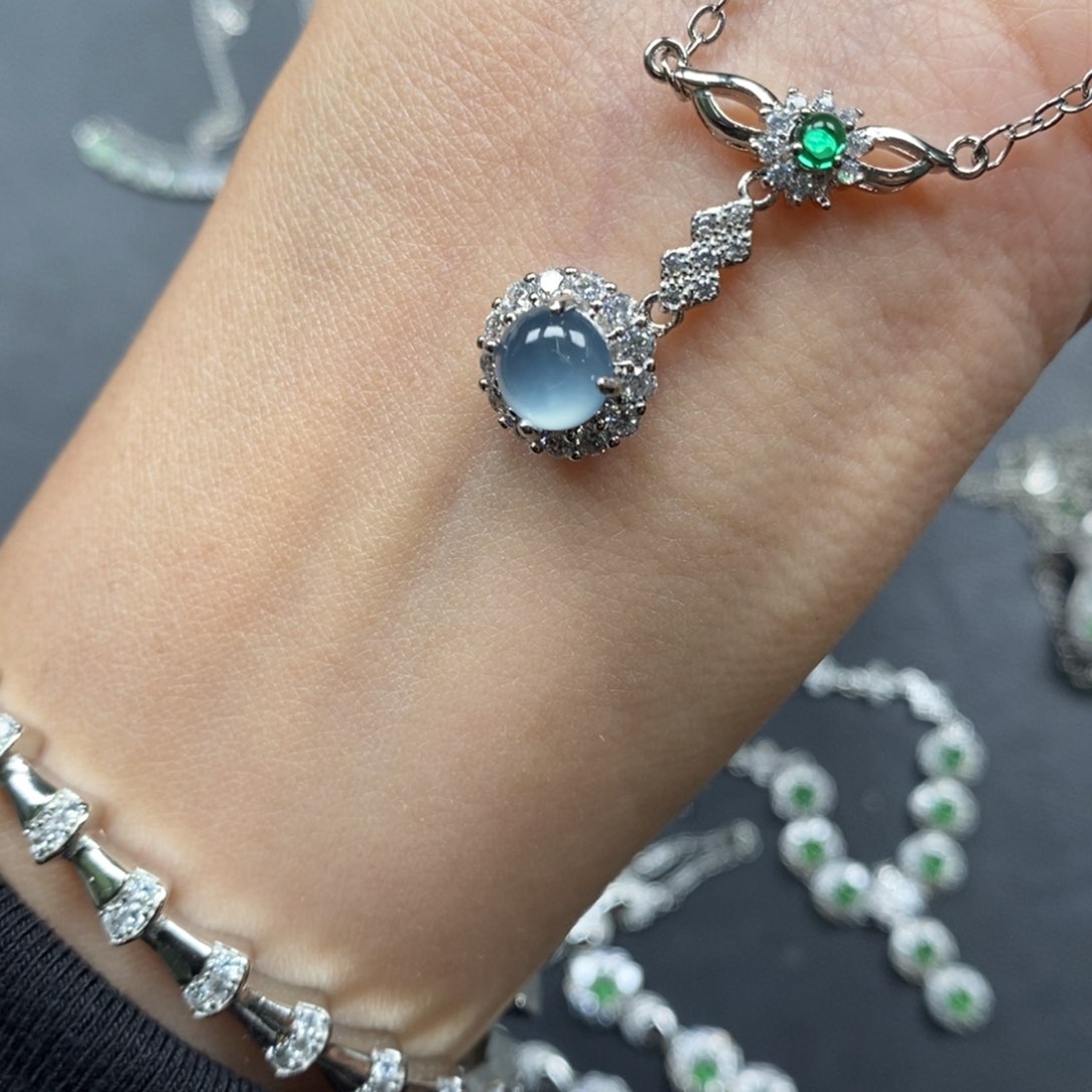 翡翠颈饰未镶嵌翡翠