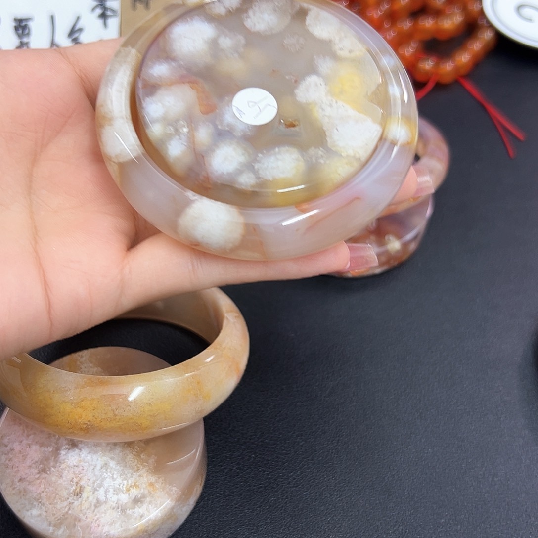 飞***翔玛瑙/玉髓手镯未镶嵌59