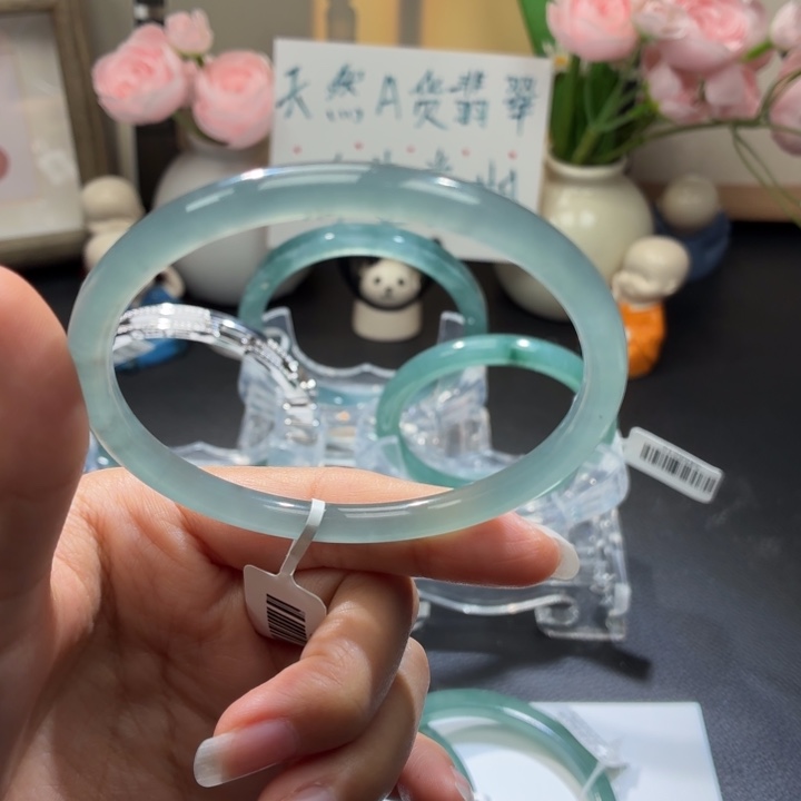 翡翠未镶嵌手镯淡蓝晴圆条