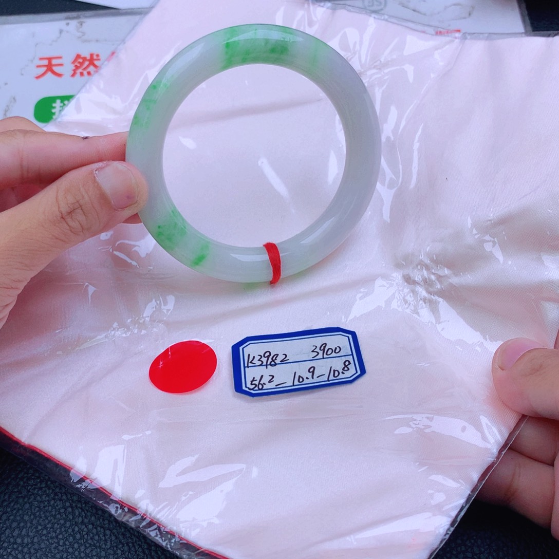 翡翠手镯未镶嵌翡翠