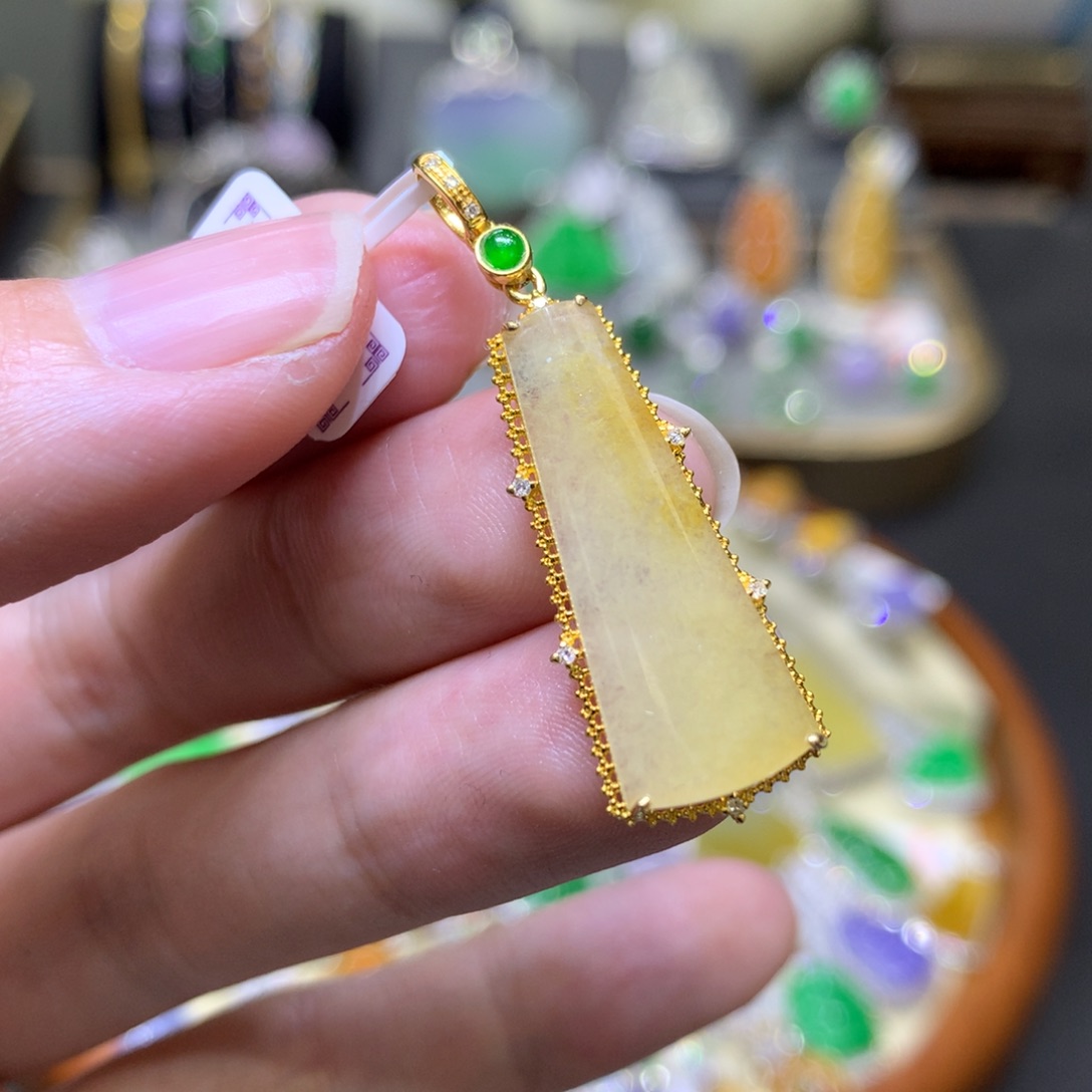 翡翠颈饰18K金镶嵌翡翠吊坠项链