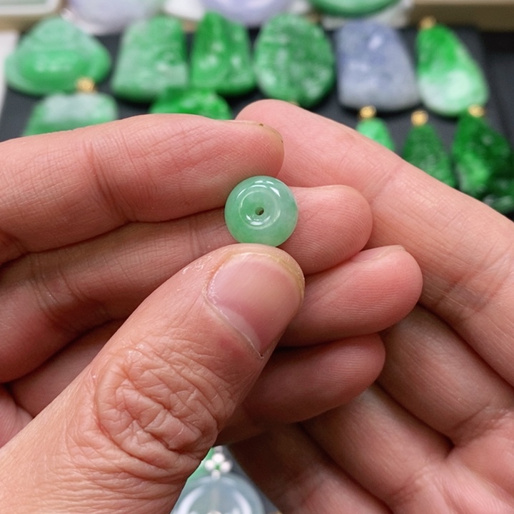 翡翠颈饰未镶嵌吊坠