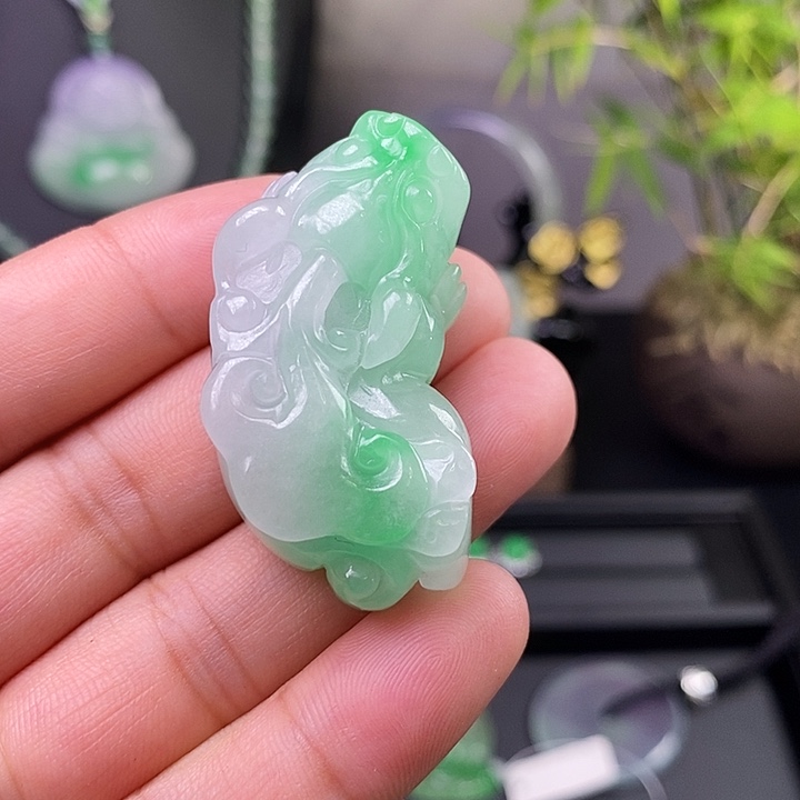 翡翠未镶嵌吊坠(赠链)