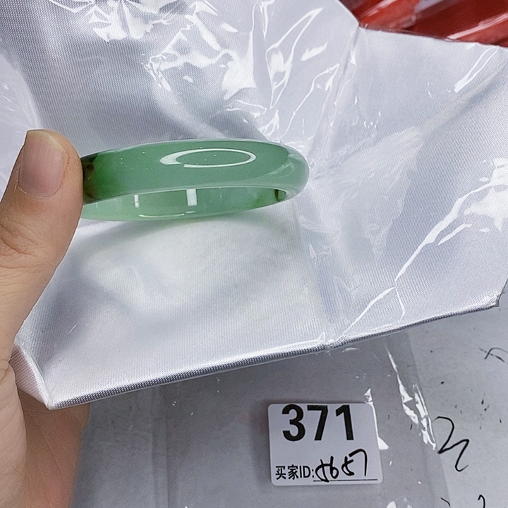 翡翠未镶嵌手镯一图一物实物为准（微瑕处理）