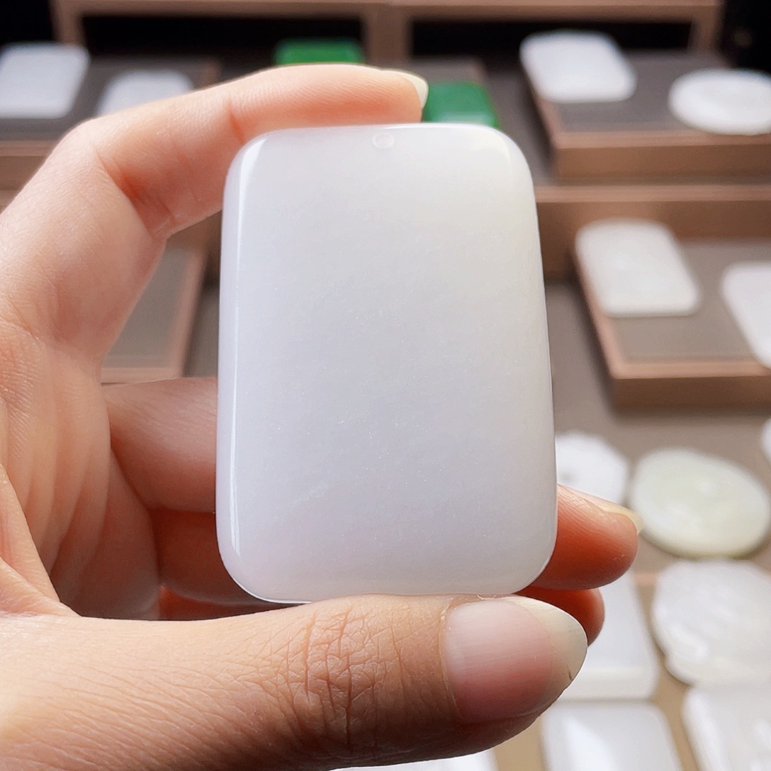 石英质玉颈饰未镶嵌缥****葵