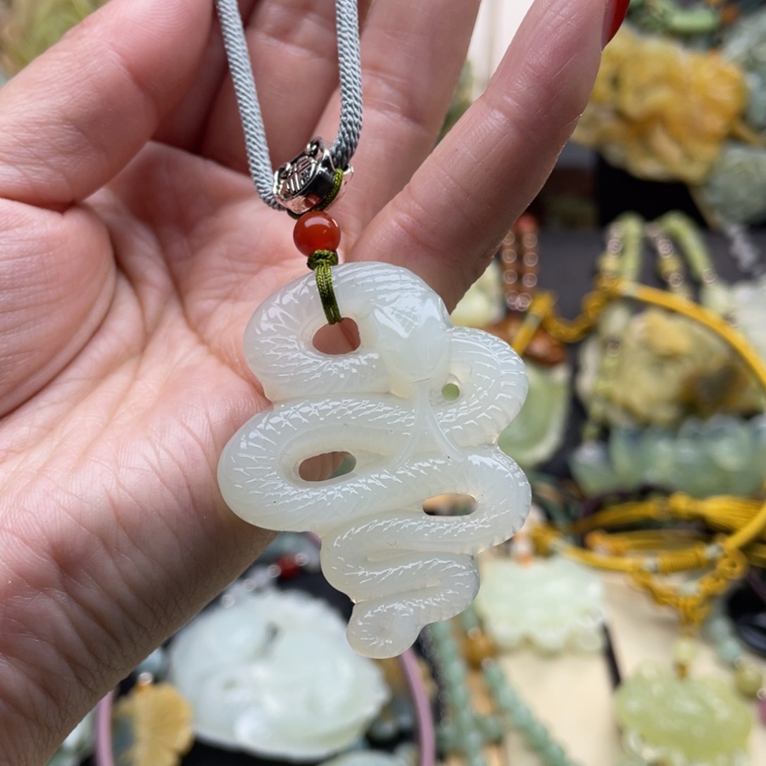 蛇纹石玉颈饰未镶嵌