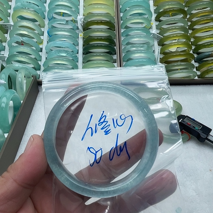 灬***灬石英质玉未镶嵌手镯