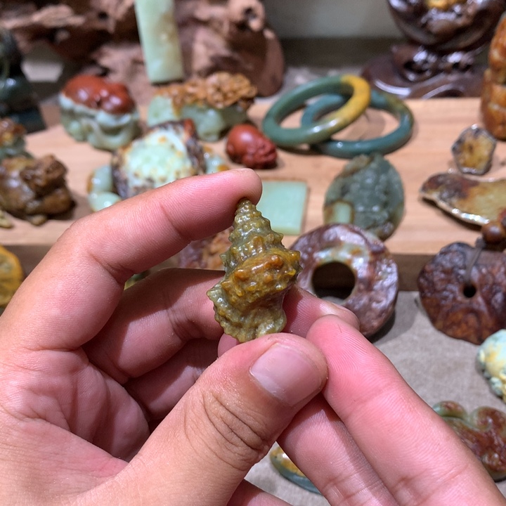 未镶嵌岫岩河磨玉（透闪石质玉）挂件