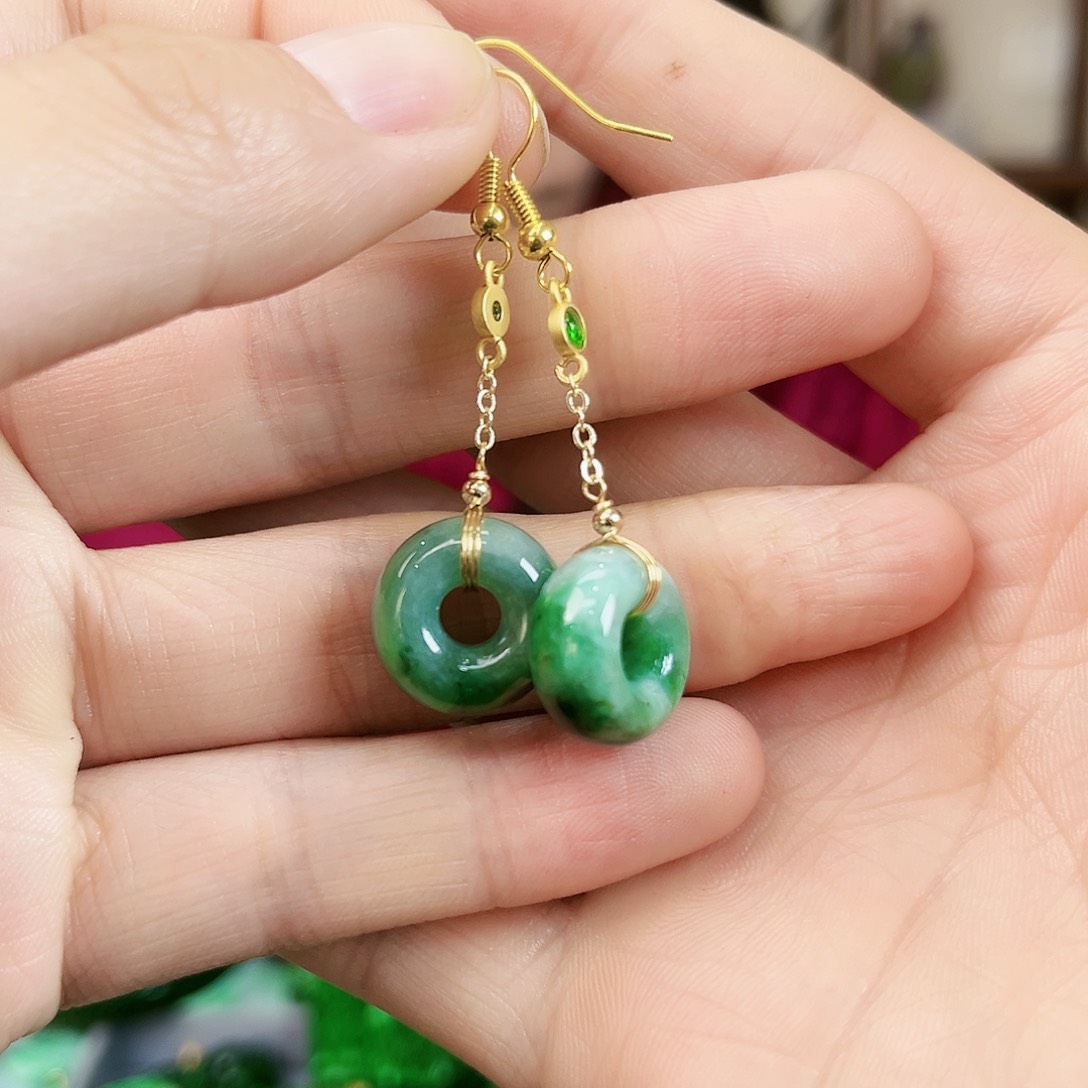 翡翠颈饰未镶嵌耳饰多样性