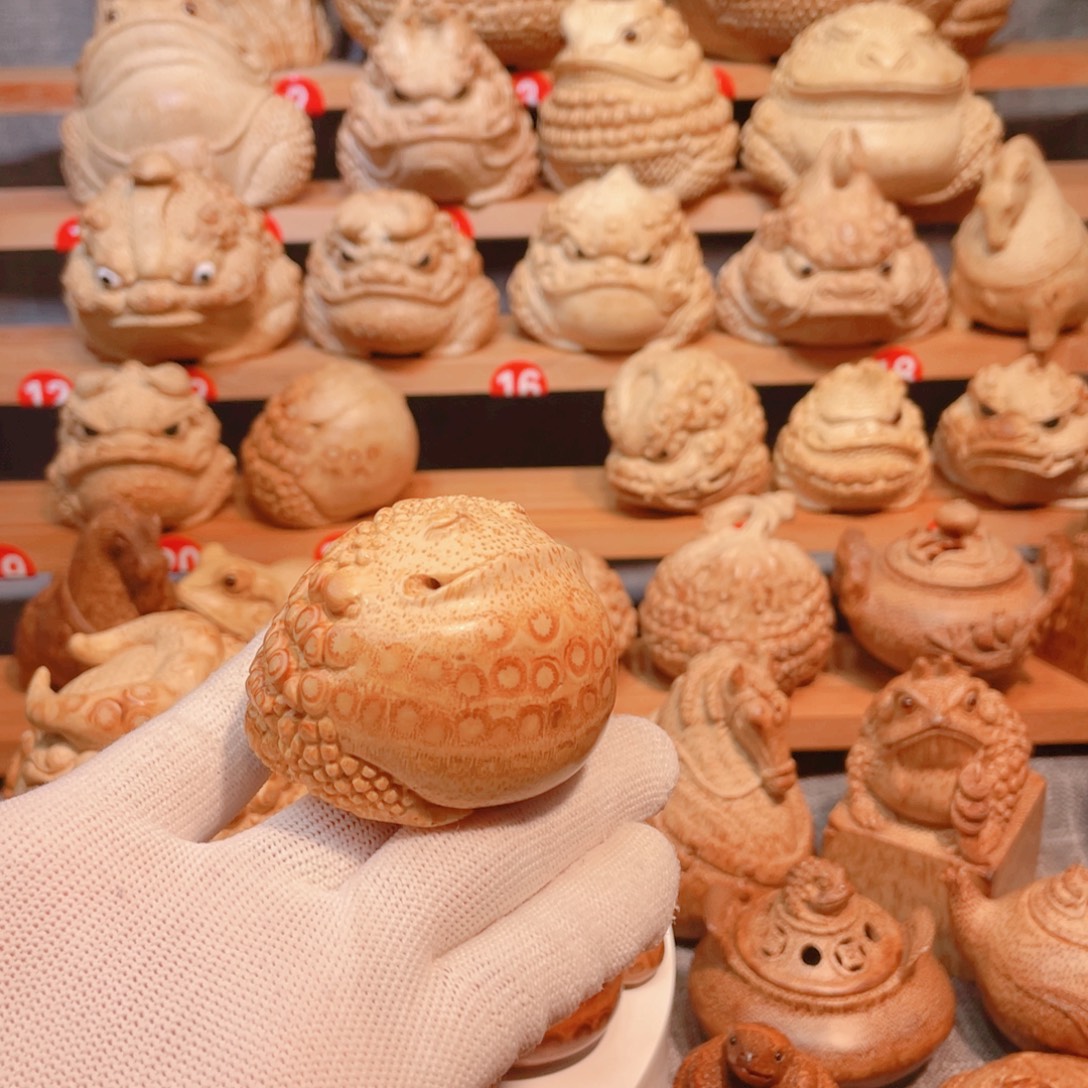 庸***兮竹根雕金蟾手把件