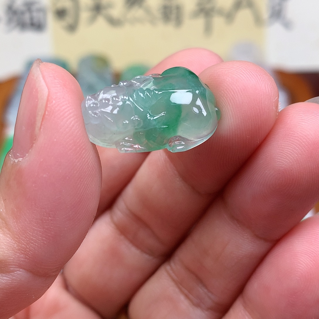 翡翠裸石缅甸天然A货翡翠阳绿貔貅