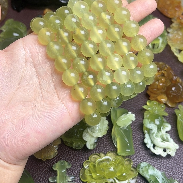 蛇纹石玉颈饰未镶嵌