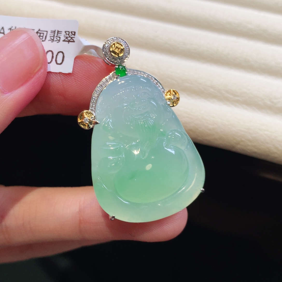 翡翠18K金镶嵌颈饰财神