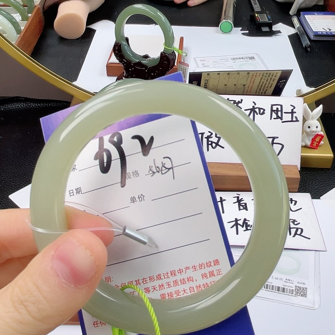 和田玉手镯未镶嵌